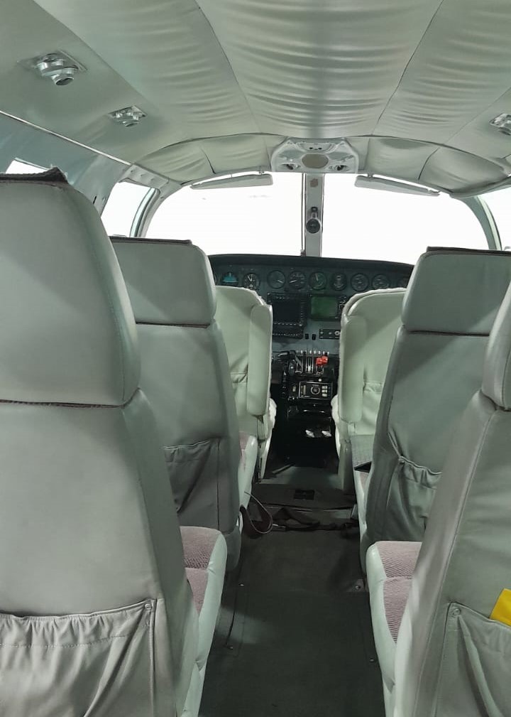Cessna 402 cockpit